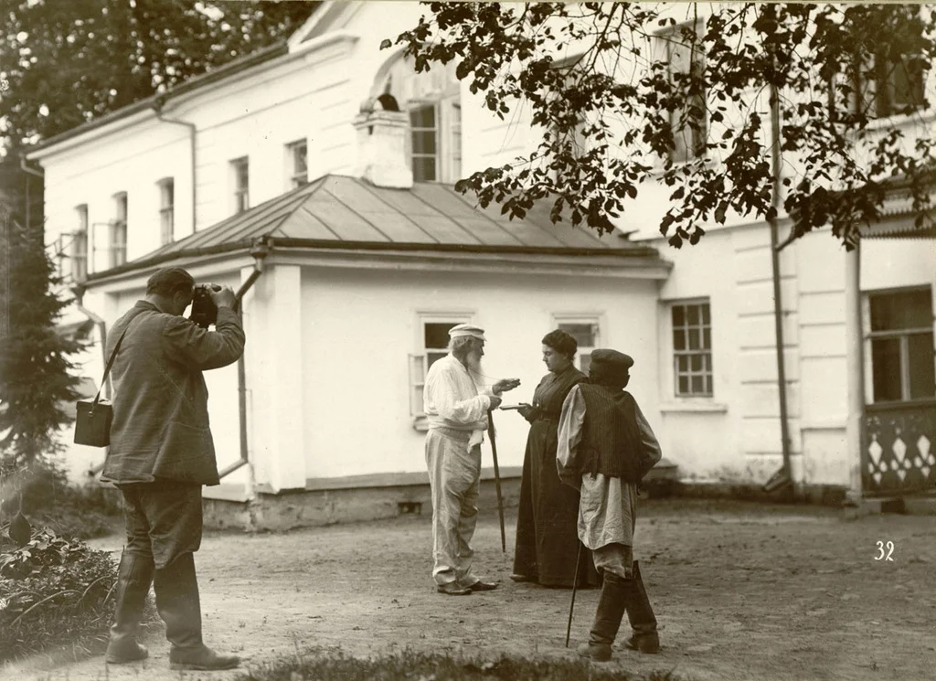 Фотограф Владимир Чертков снимает Толстого с дочерью Александрой, Ясная поляна, май 1908 года