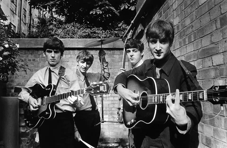 The Beatles на заднем дворе Abbey Road, 1963 (photo © Terry O'Neill)