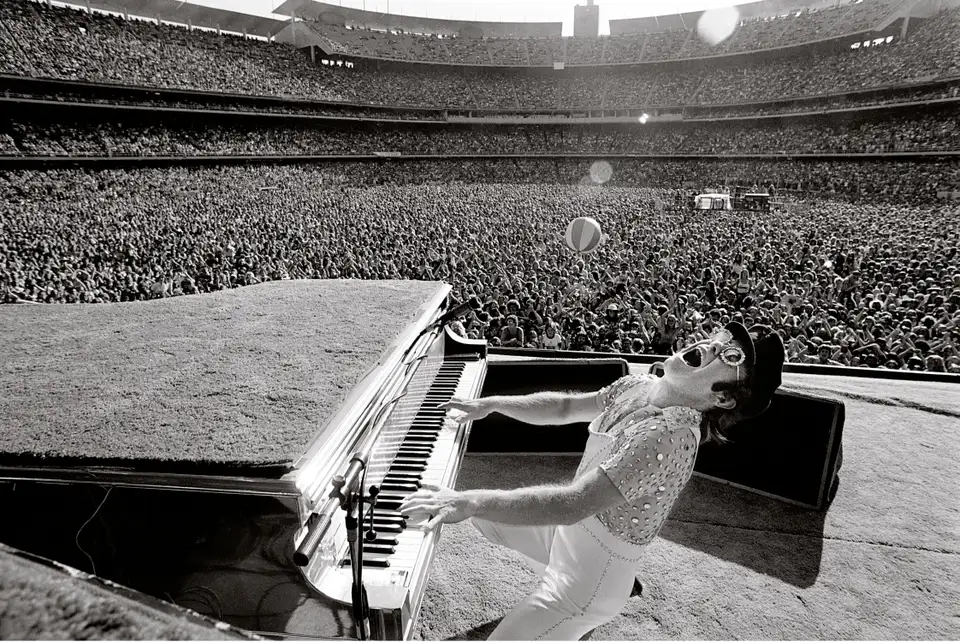 Элтон Джон на Dodger Stadium, Лос-Анджелес, 1975 (photo © Terry O'Neill)