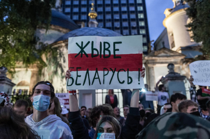 Акция в поддержку жителей Беларуси около посольства в Москве. Фото: МБХ медиа