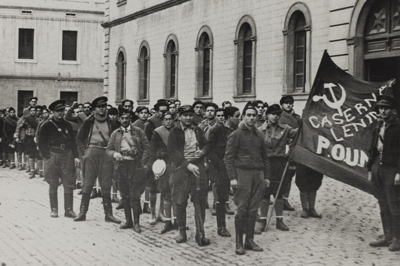 Ополченцы POUM перед штаб-квартирой партии в Барселоне. 1936 год. В задних рядах возвышается Джордж Оруэлл (University College London Archives)